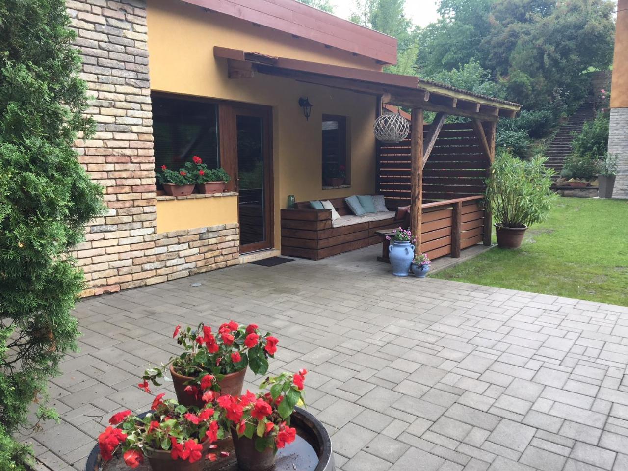 Tulipan Apartman Eger Bagian luar foto